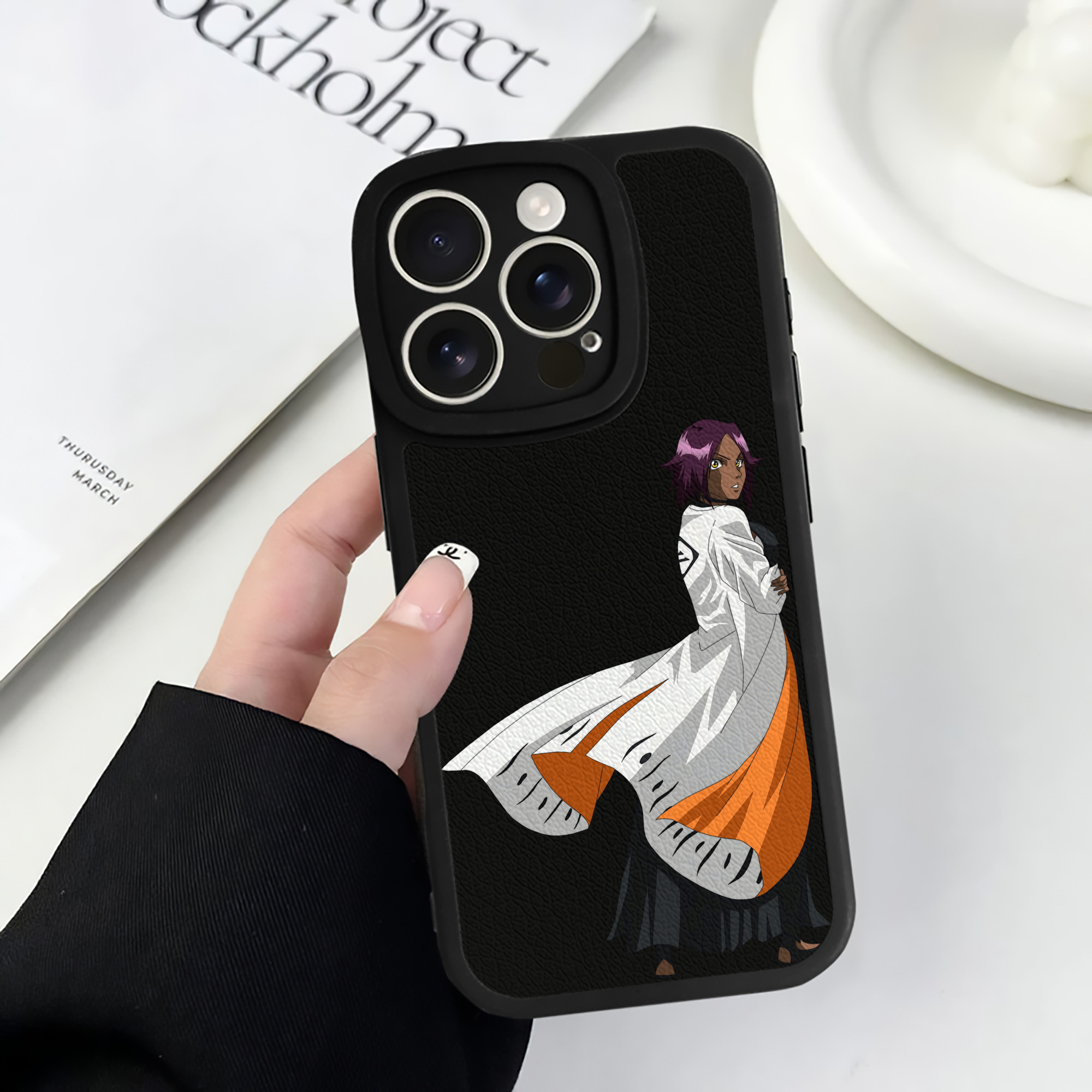 （画像用） ブリーチ 四楓院 夜一（しほういん よるいち） BLEACH Shihouin Yoruichi 【iPhone 16シリーズ対応】シリコンスマホケース（レザー調） 材質：シリコン
